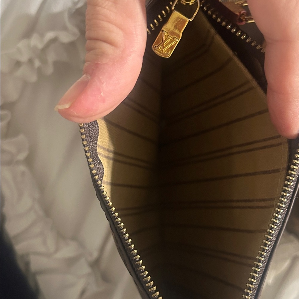 Louis Vuitton Brown Monogram Tote , 2019, MM - Picture 9 of 13